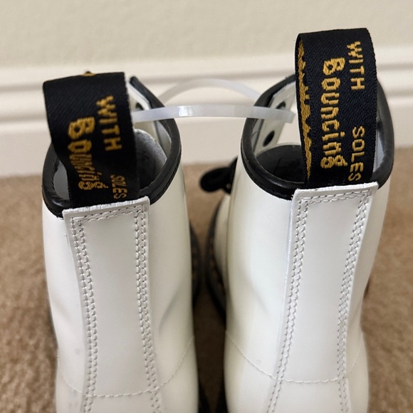 Dr. Martens 1460 Women’s Patent Leather Boots White – Size 8 NWT - Picture 7 of 10